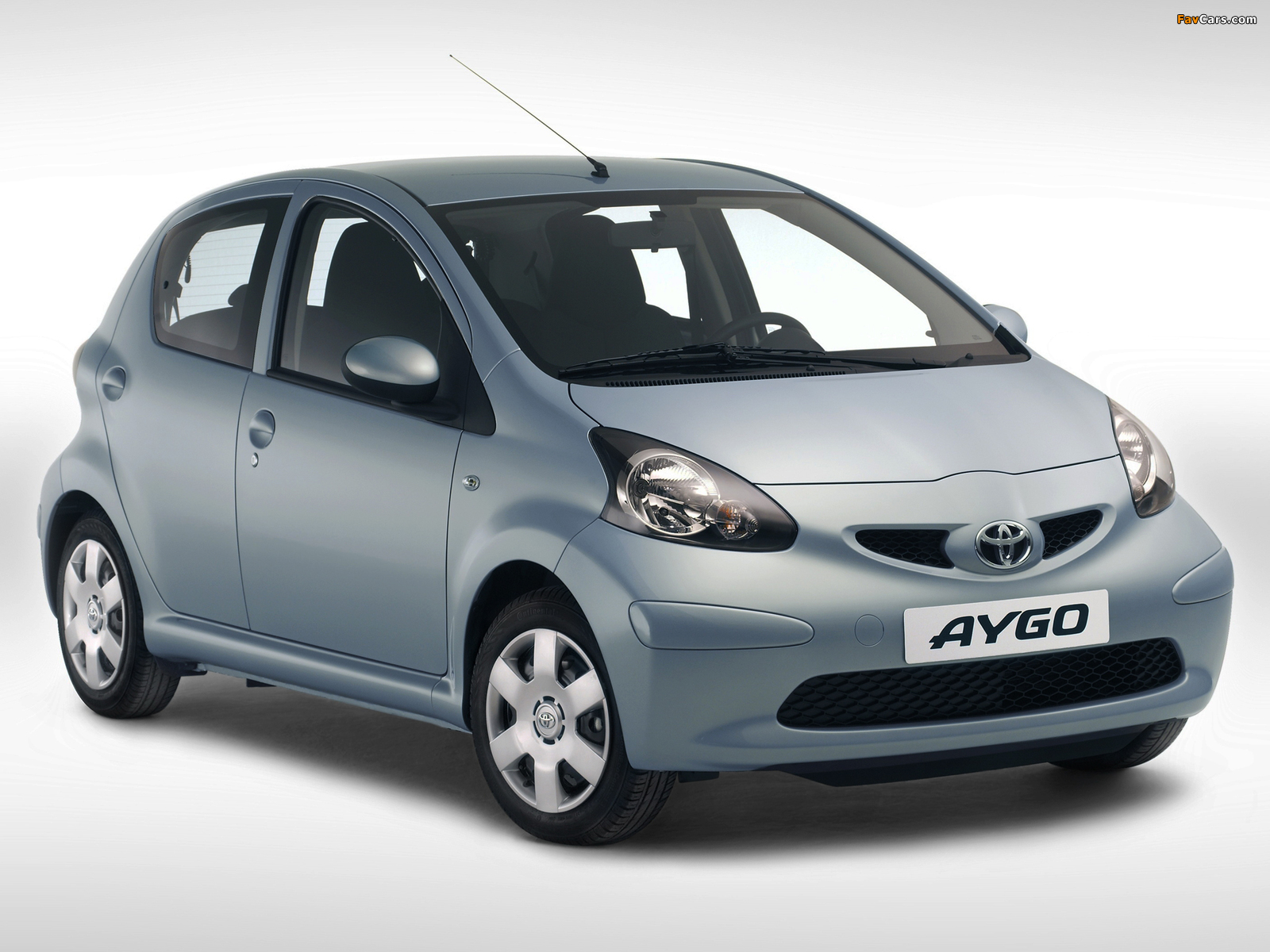 Pictures of Toyota Aygo 5-door 2005–08 (1600 x 1200)