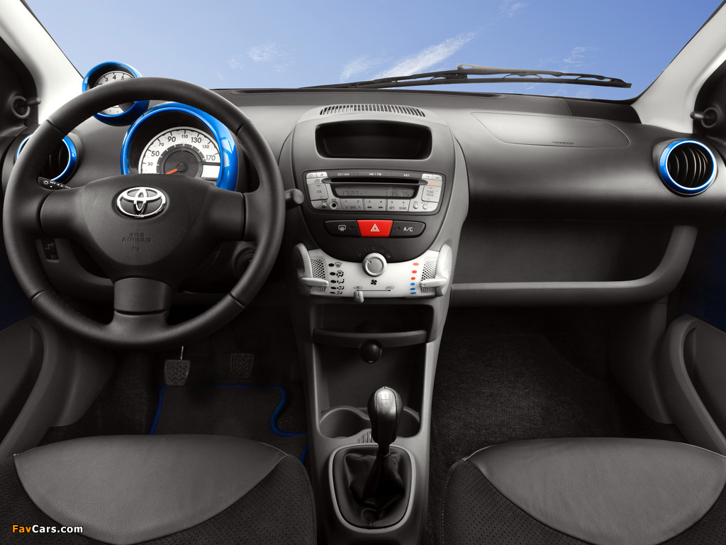Pictures of Toyota Aygo 5-door 2008–12 (1024 x 768)