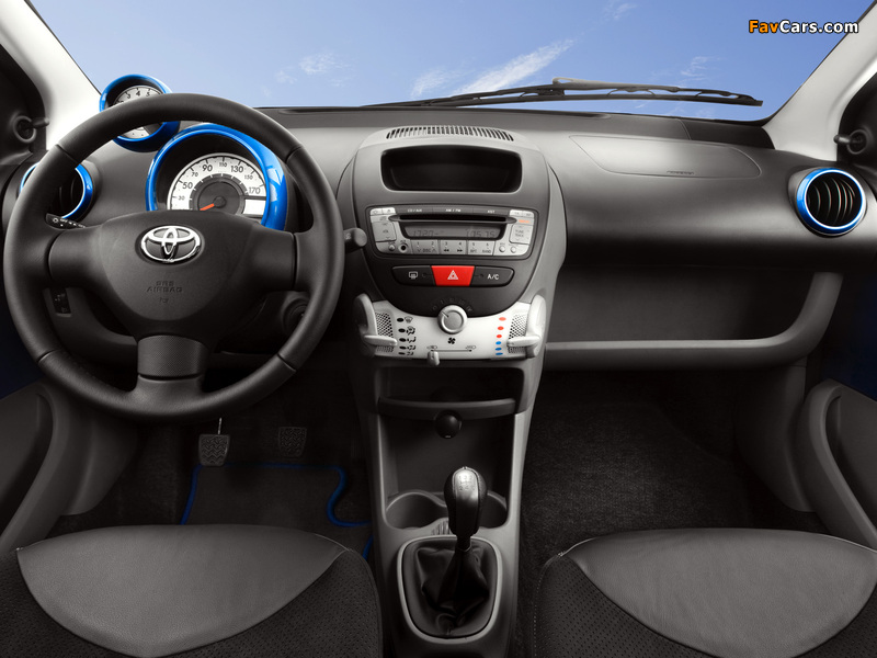 Pictures of Toyota Aygo 5-door 2008–12 (800 x 600)