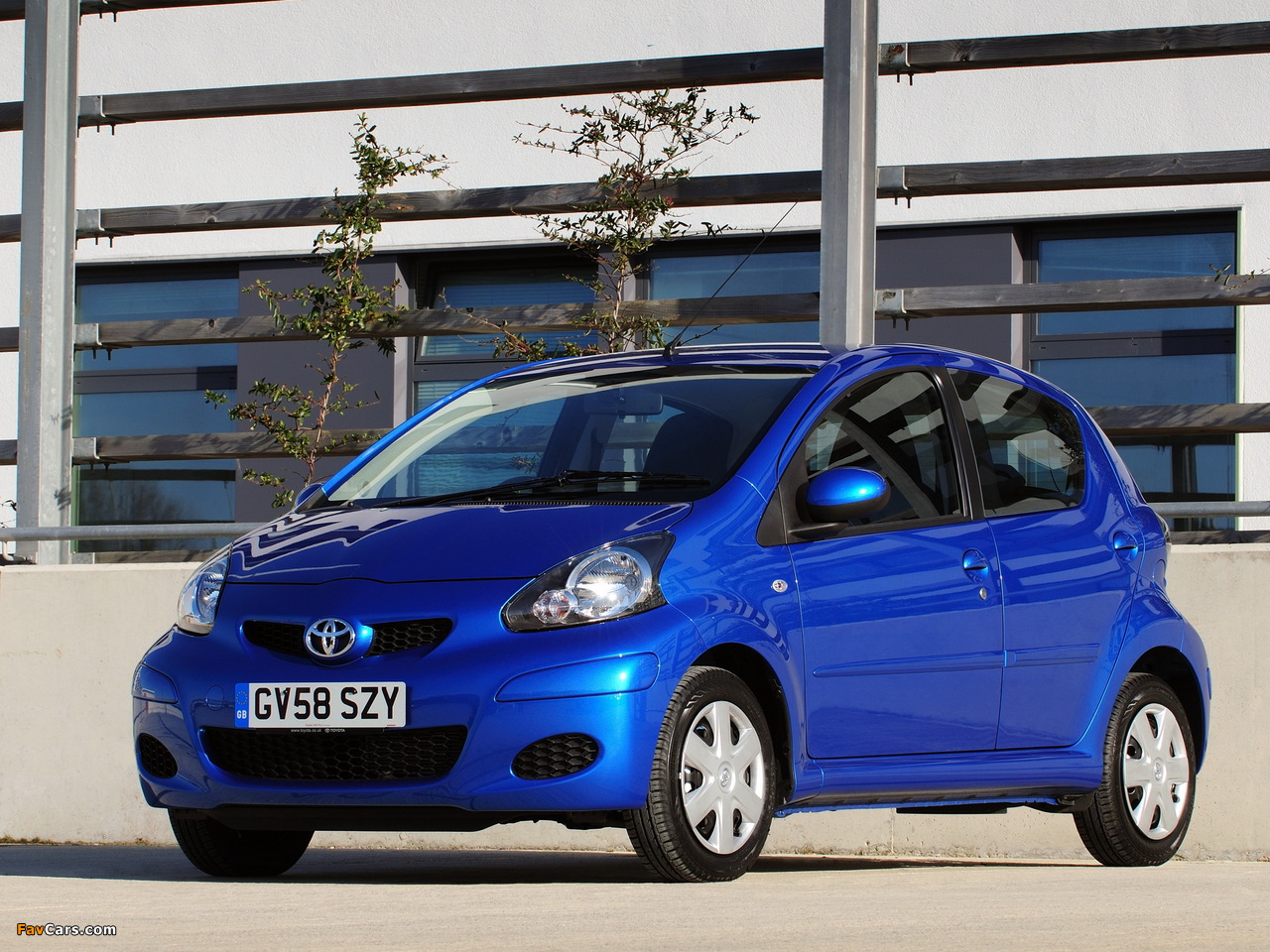 Pictures of Toyota Aygo 5-door UK-spec 2008–12 (1280 x 960)