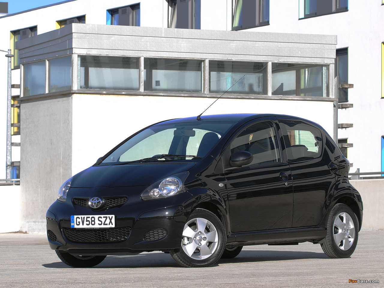 Pictures of Toyota Aygo 5-door UK-spec 2008–12 (1280 x 960)