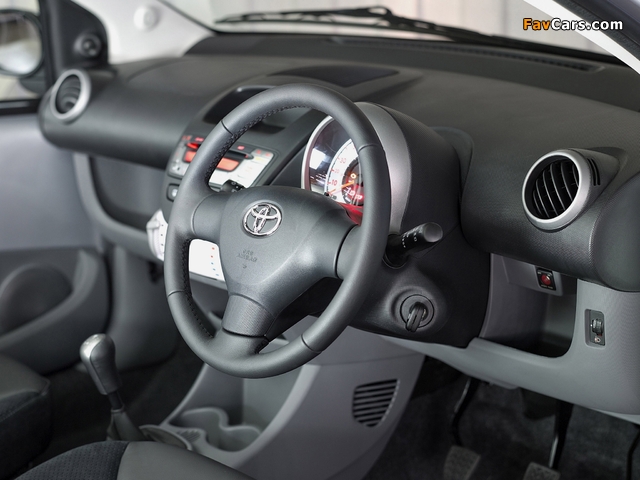 Pictures of Toyota Aygo 3-door Platinum 2010 (640 x 480)