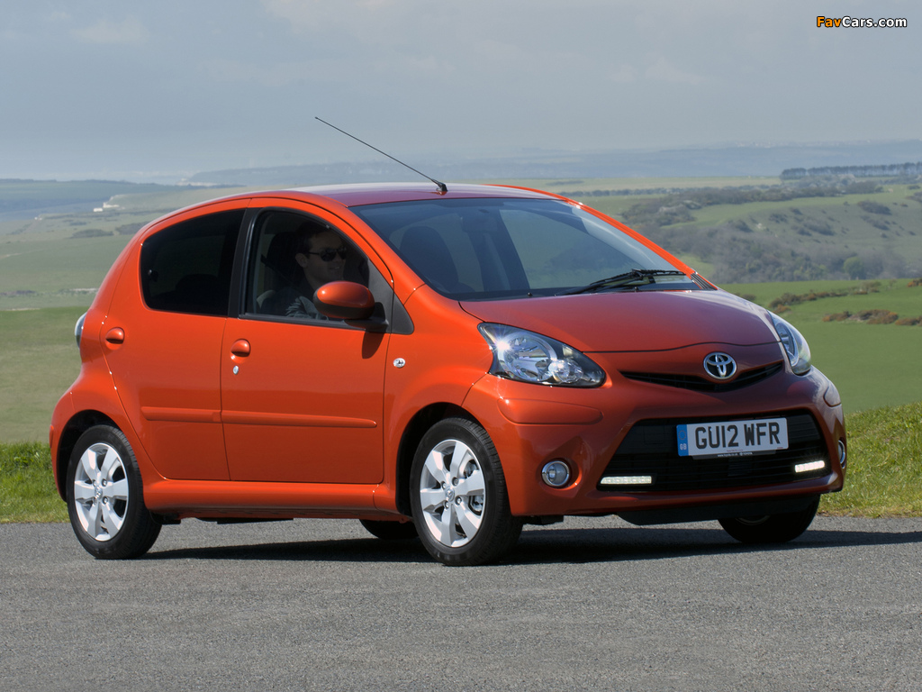 Pictures of Toyota Aygo 5-door UK-spec 2012 (1024 x 768)