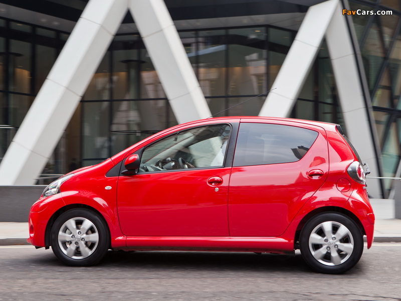 Pictures of Toyota Aygo 5-door UK-spec 2012–14 (800 x 600)