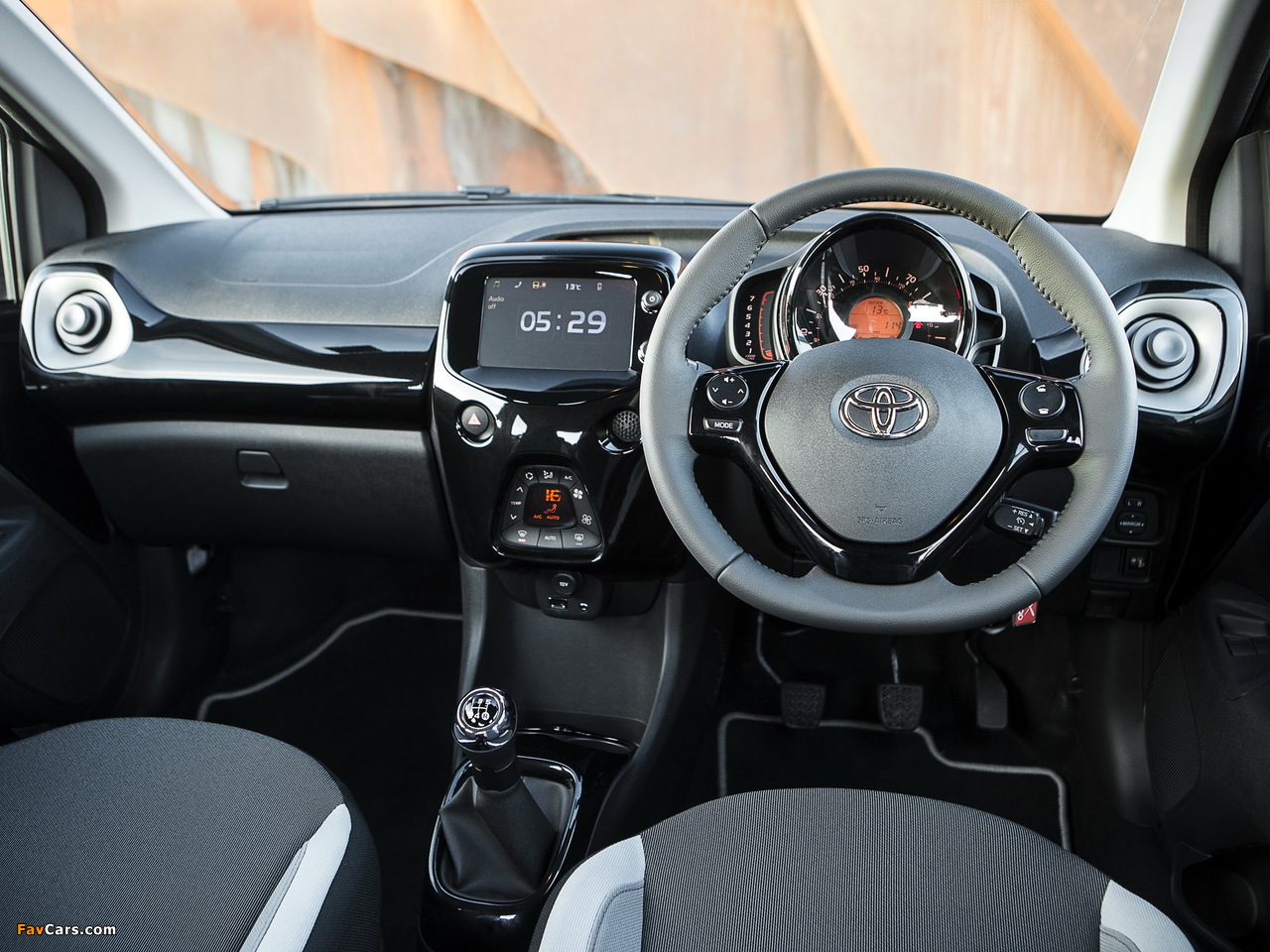 Pictures of Toyota Aygo 5-door UK-spec 2014 (1280 x 960)