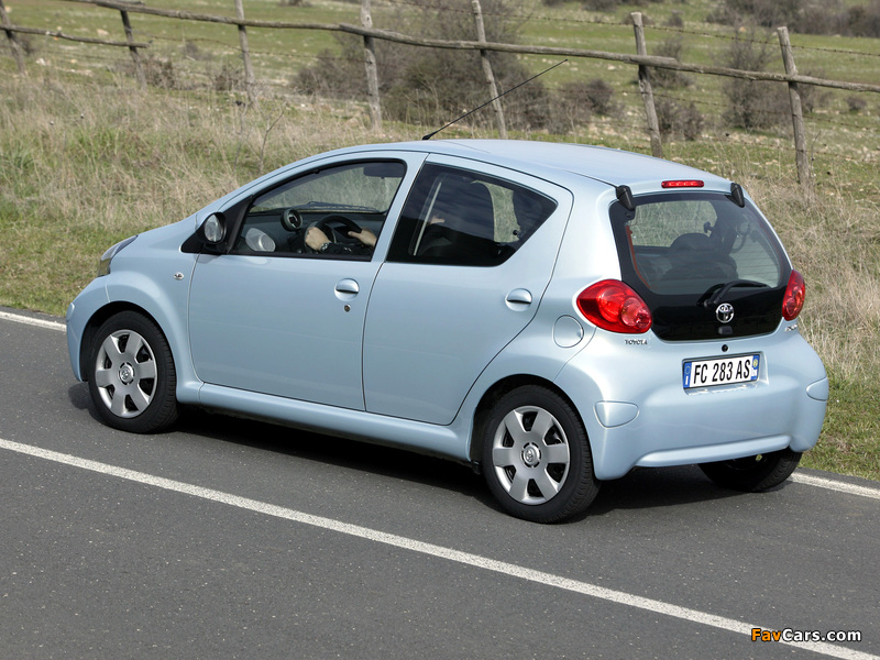 Toyota Aygo 5-door 2005–08 photos (800 x 600)