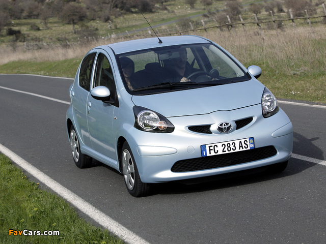 Toyota Aygo 5-door 2005–08 pictures (640 x 480)