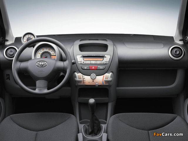 Toyota Aygo 5-door 2005–08 pictures (640 x 480)