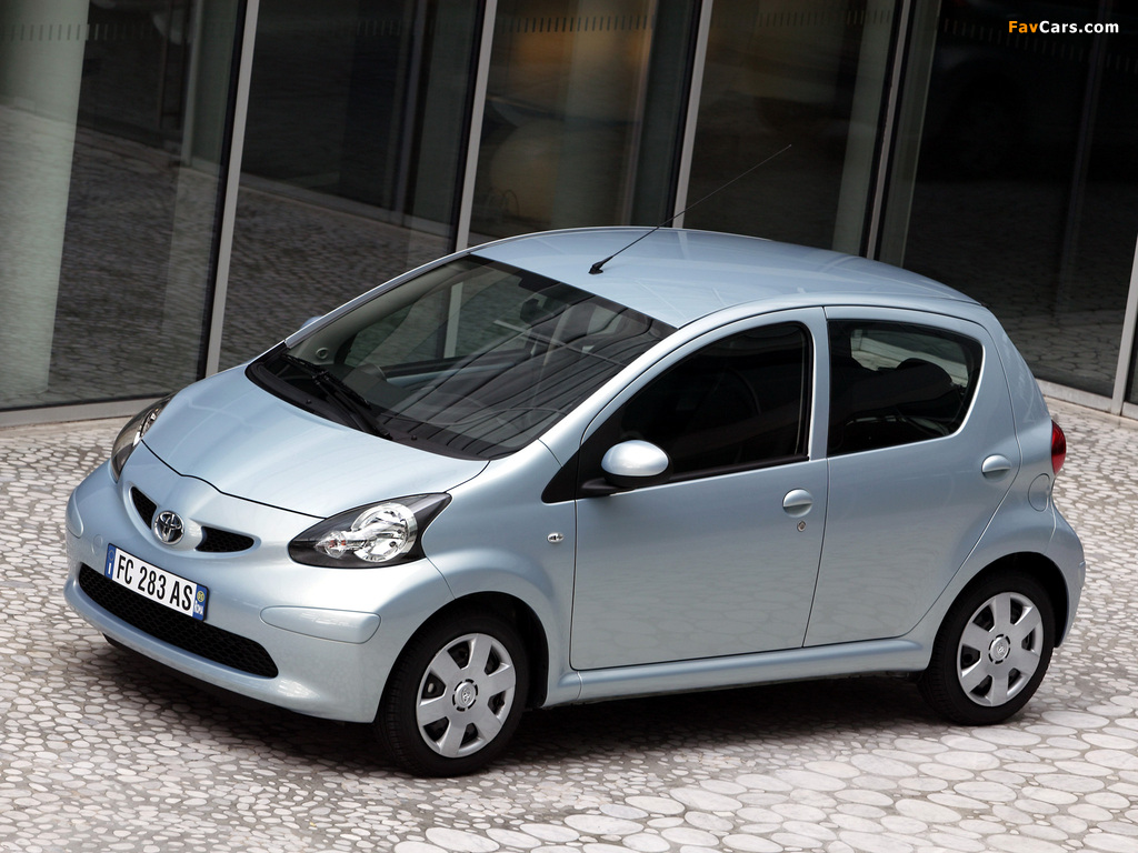 Toyota Aygo 5-door 2005–08 wallpapers (1024 x 768)