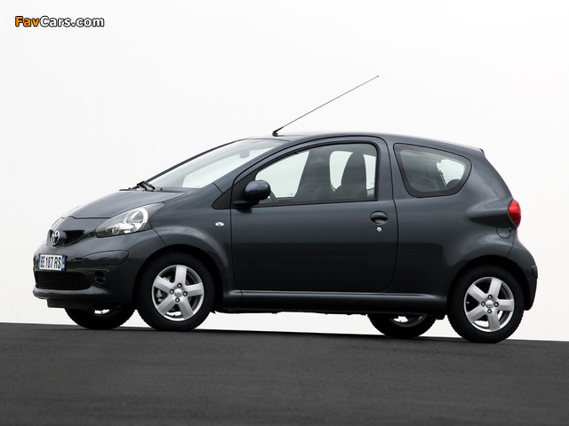 Toyota Aygo 3-door 2005–08 wallpapers (640 x 480)