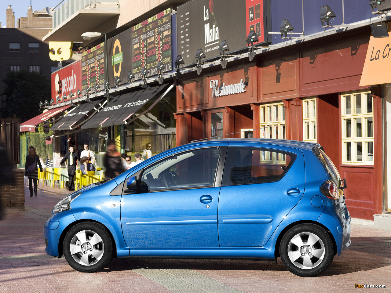 Toyota Aygo 5-door 2008–12 images (1280 x 960)