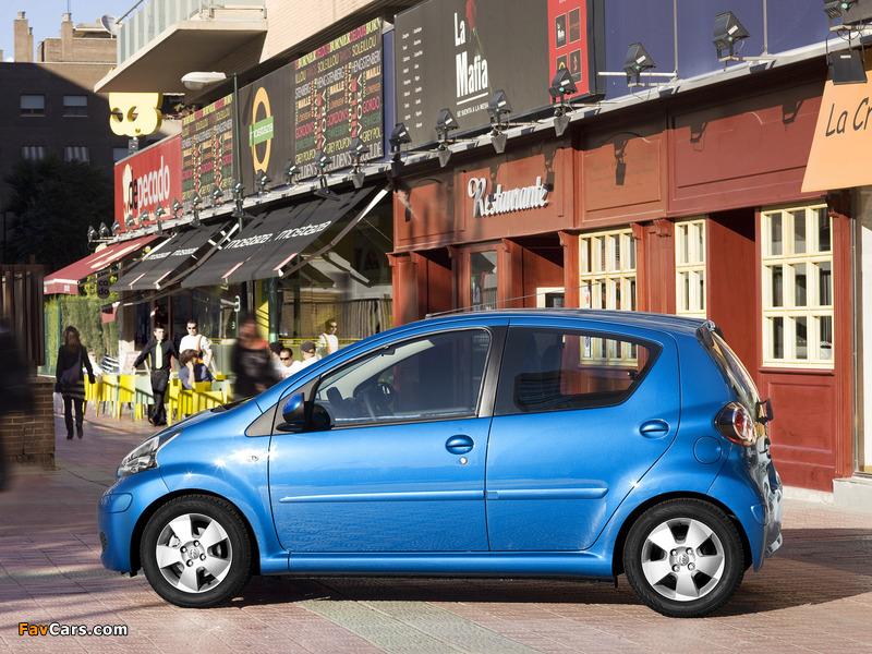 Toyota Aygo 5-door 2008–12 images (800 x 600)