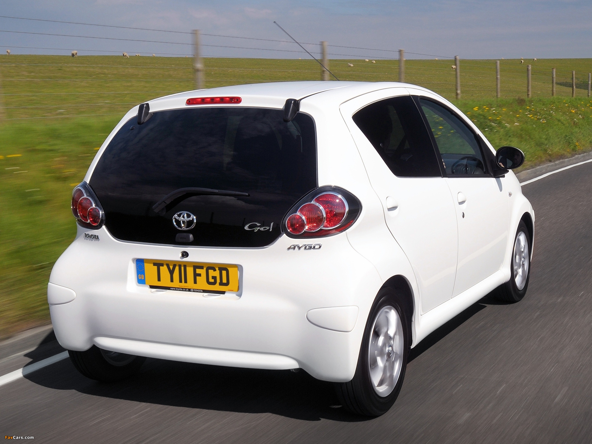 Toyota Aygo 5-door UK-spec 2008–12 photos (2048 x 1536)