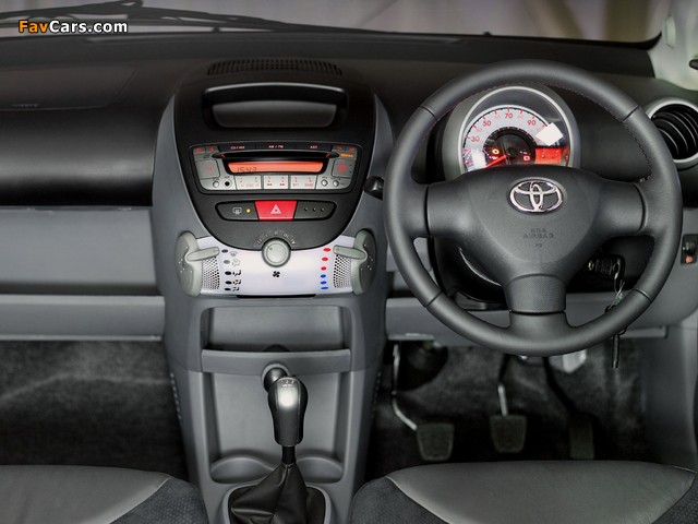 Toyota Aygo 3-door Platinum 2010 images (640 x 480)