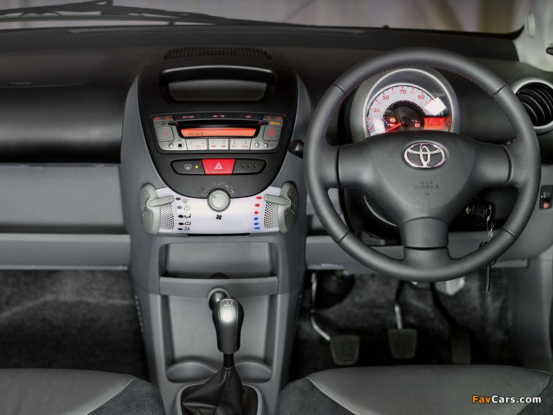 Toyota Aygo 3-door Platinum 2010 images (800 x 600)