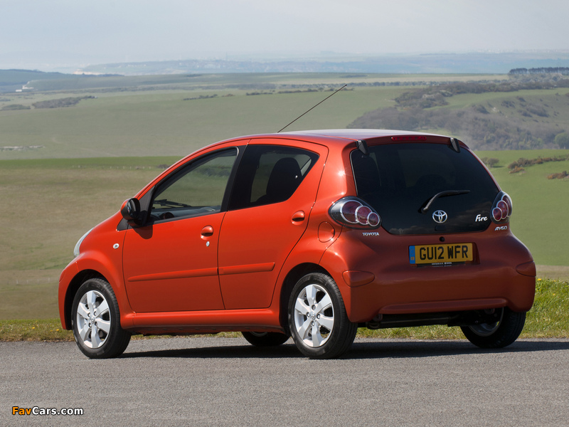 Toyota Aygo 5-door UK-spec 2012 photos (800 x 600)