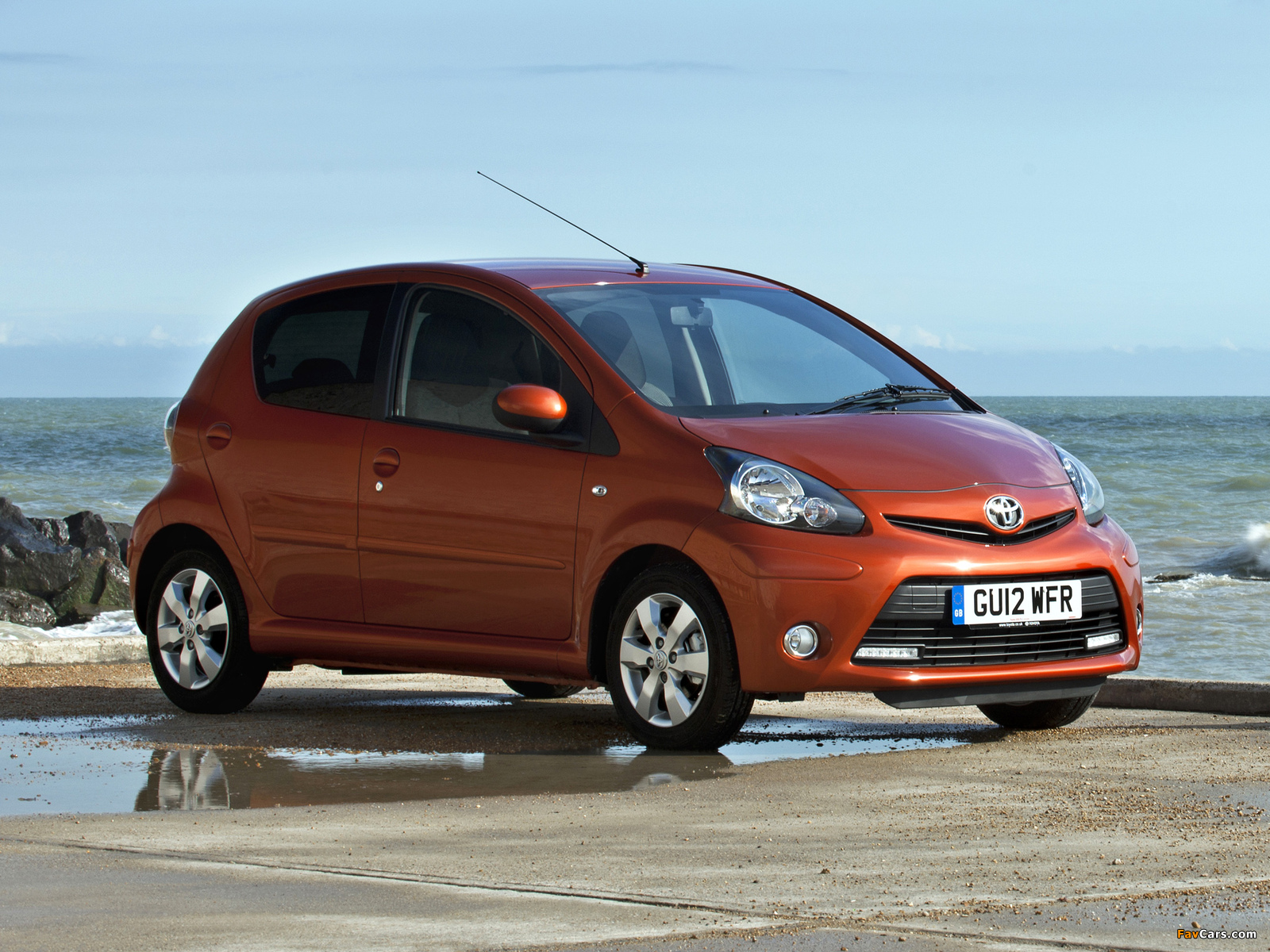 Toyota Aygo 5-door UK-spec 2012 photos (1600 x 1200)