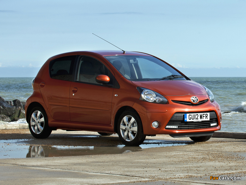 Toyota Aygo 5-door UK-spec 2012 photos (800 x 600)