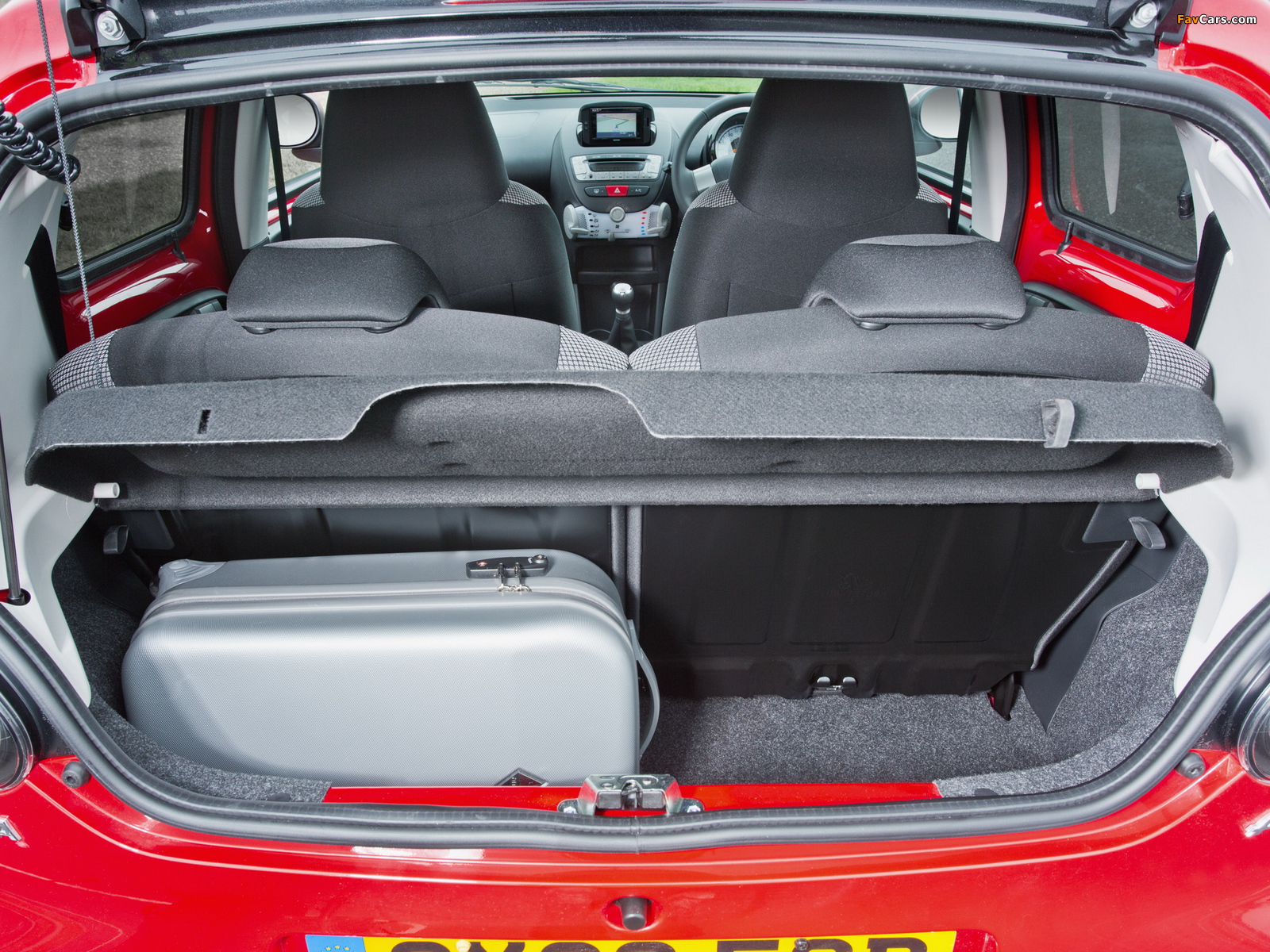 Toyota Aygo 5-door UK-spec 2012–14 photos (1600 x 1200)