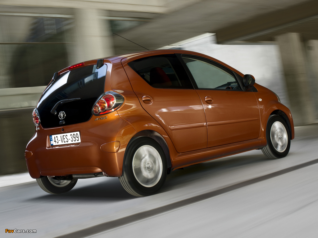 Toyota Aygo 5-door 2012 pictures (1024 x 768)