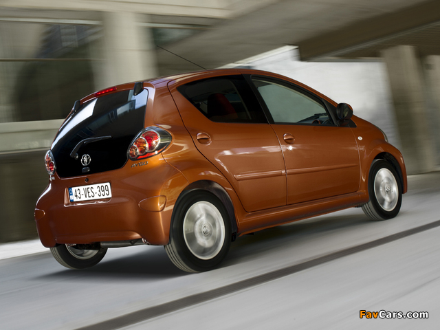 Toyota Aygo 5-door 2012 pictures (640 x 480)