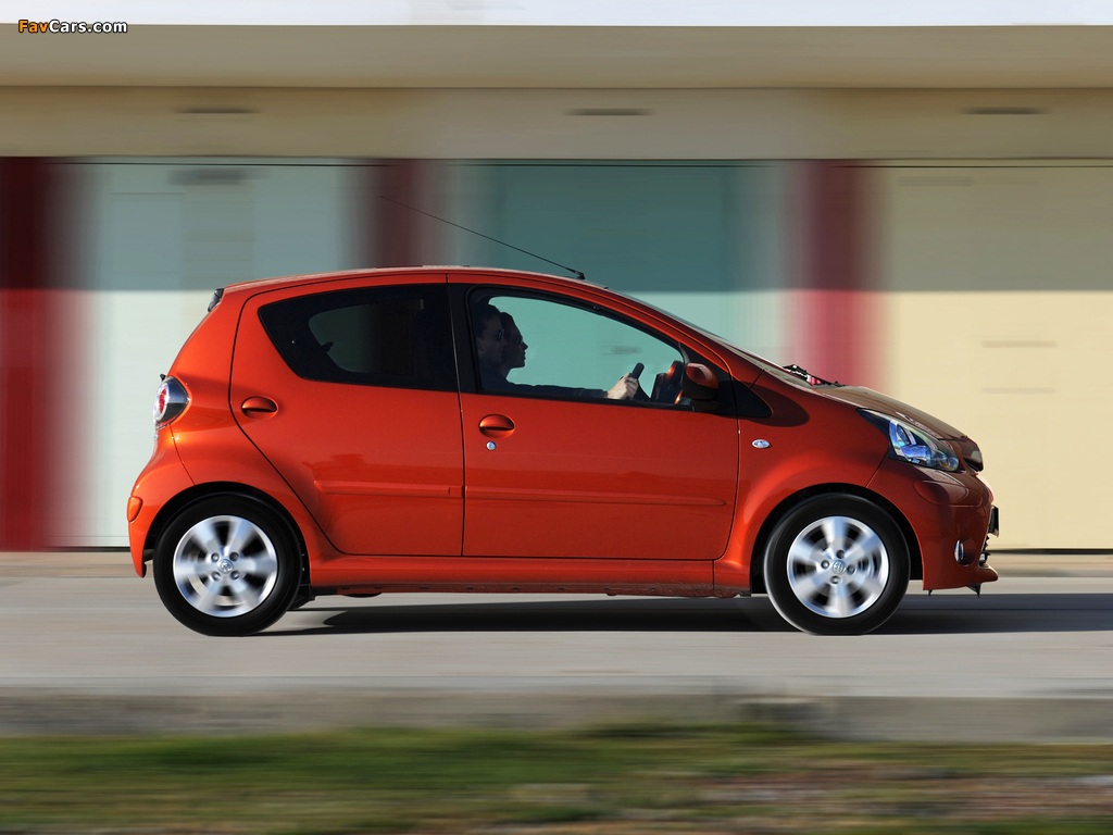 Toyota Aygo 5-door UK-spec 2012 pictures (1024 x 768)