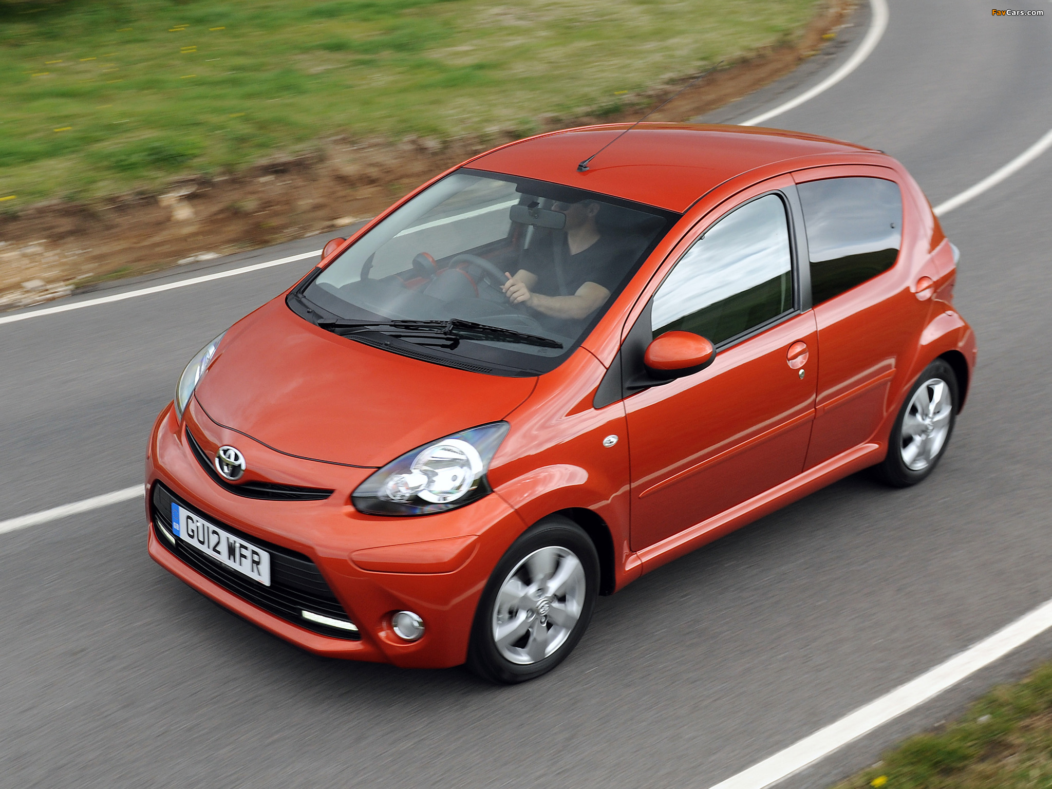 Toyota Aygo 5-door UK-spec 2012 wallpapers (2048 x 1536)