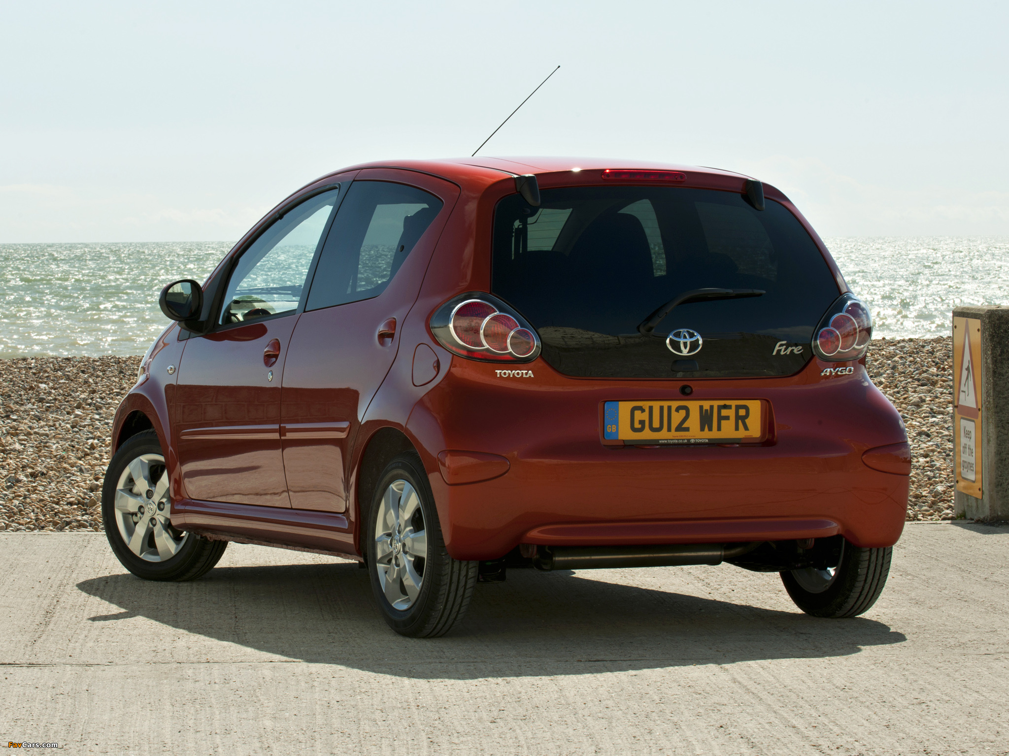 Toyota Aygo 5-door UK-spec 2012 wallpapers (2048 x 1536)