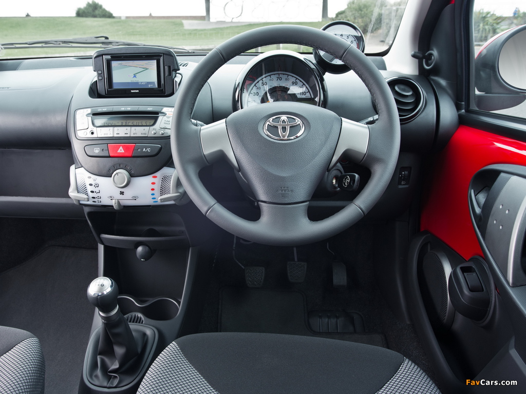 Toyota Aygo 5-door UK-spec 2012–14 wallpapers (1024 x 768)