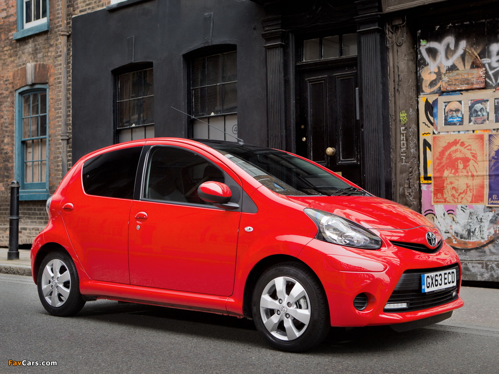 Toyota Aygo 5-door UK-spec 2012–14 wallpapers (1024 x 768)