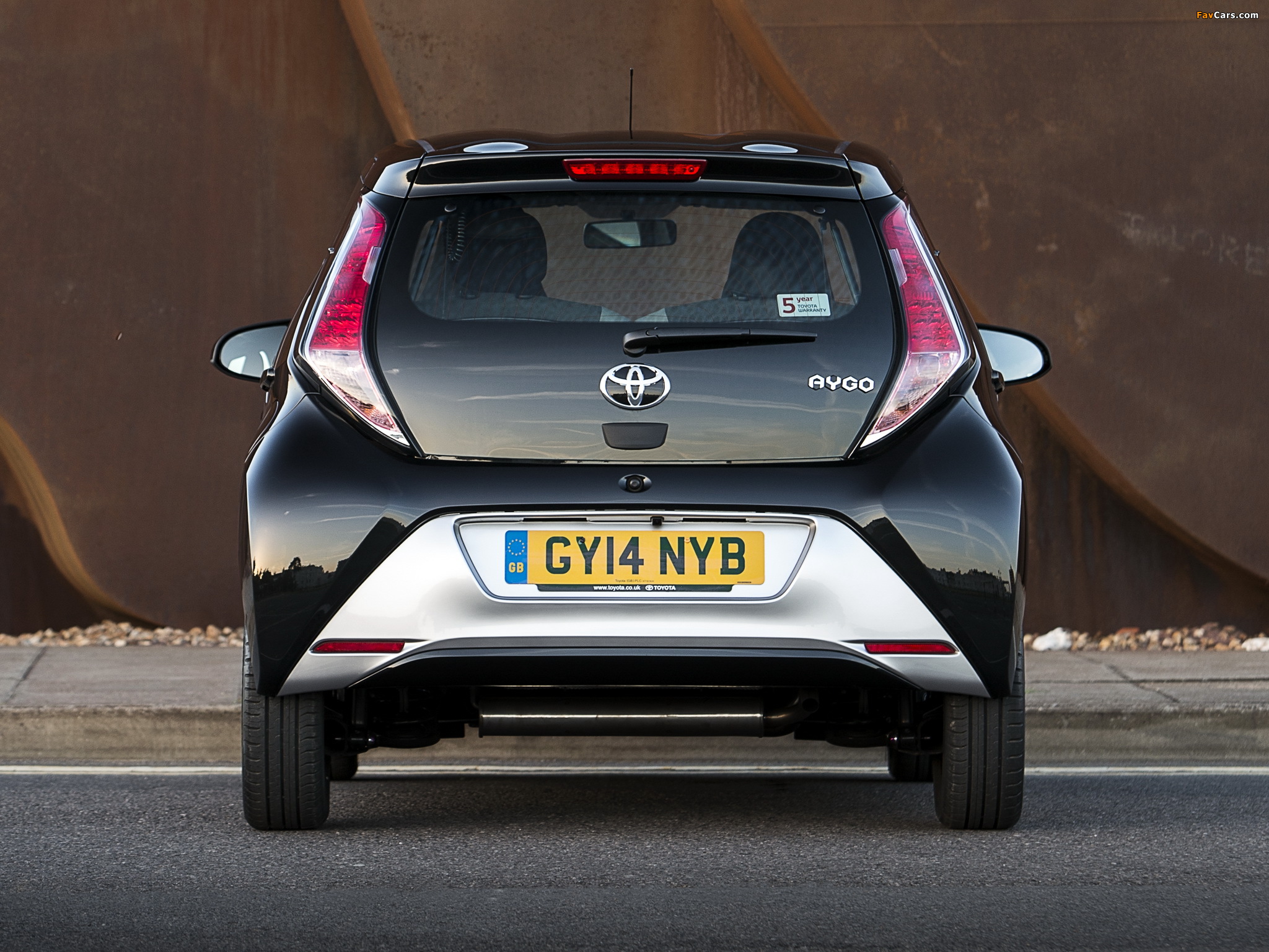 Toyota Aygo 5-door UK-spec 2014 photos (2048 x 1536)