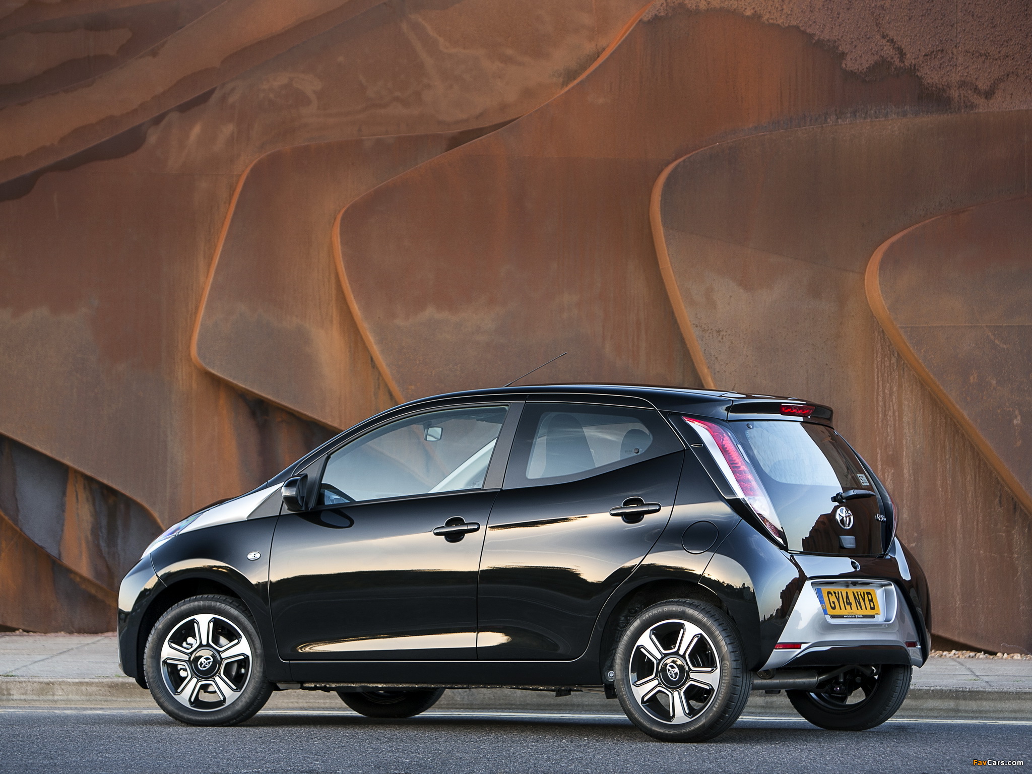 Toyota Aygo 5-door UK-spec 2014 wallpapers (2048 x 1536)