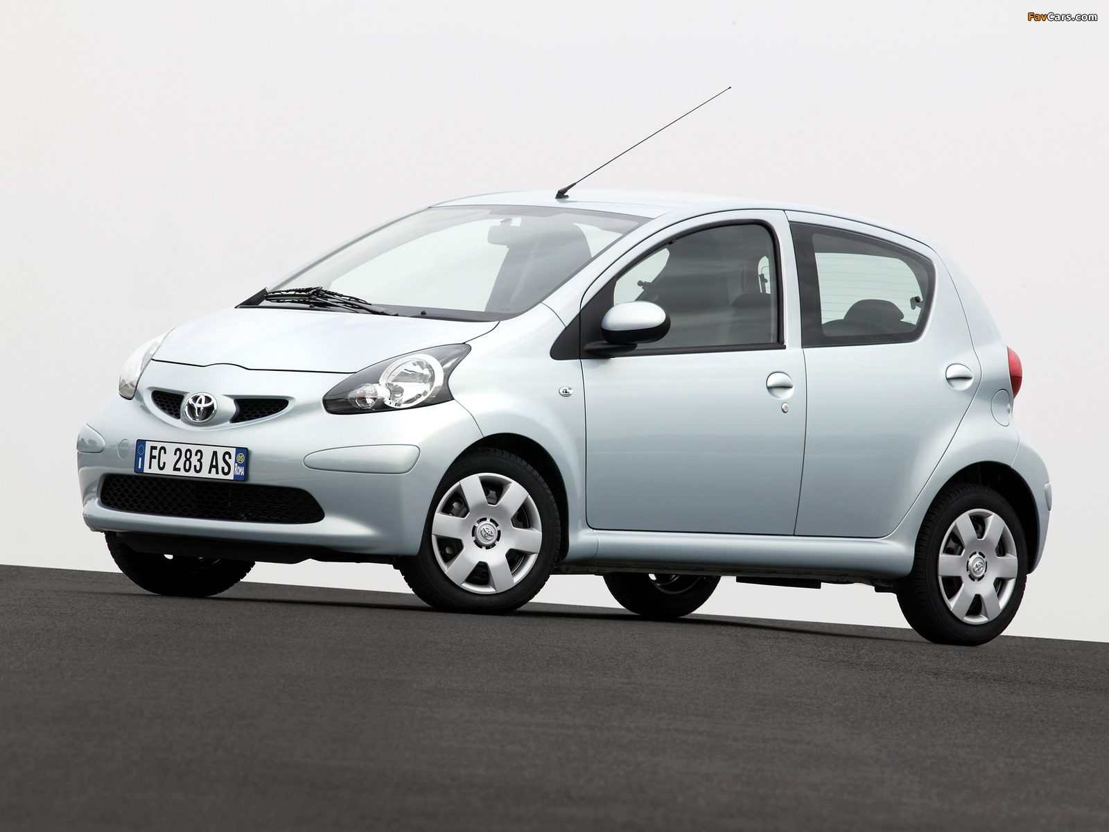 Toyota Aygo 5-door 2005–08 wallpapers (1600 x 1200)