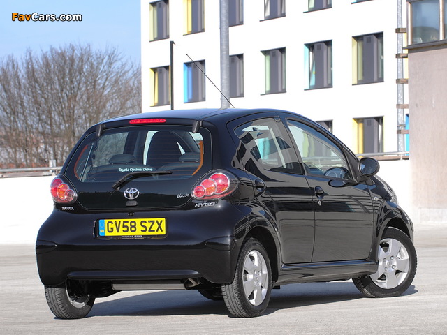 Toyota Aygo 5-door UK-spec 2008–12 wallpapers (640 x 480)