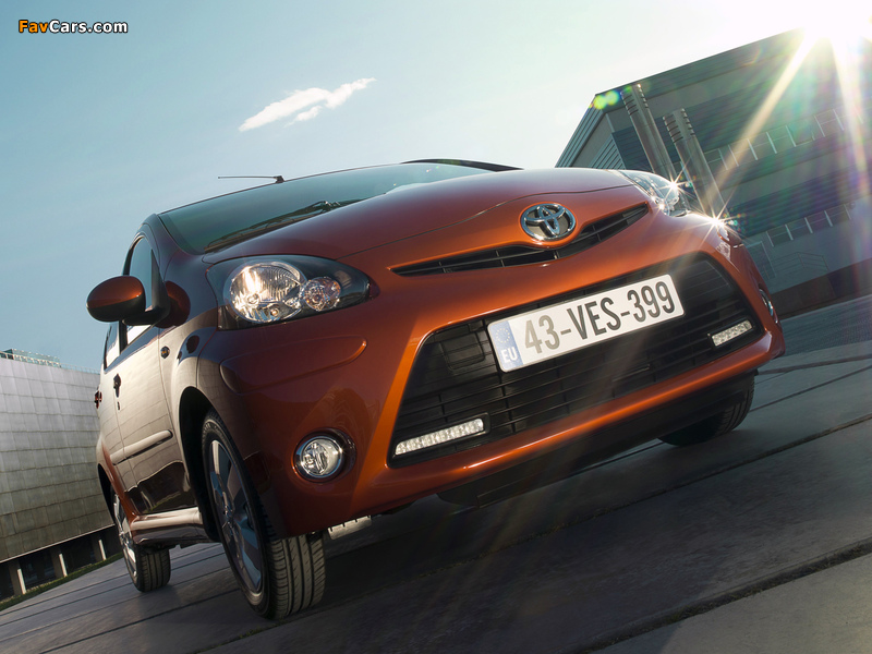 Toyota Aygo 5-door 2012 wallpapers (800 x 600)