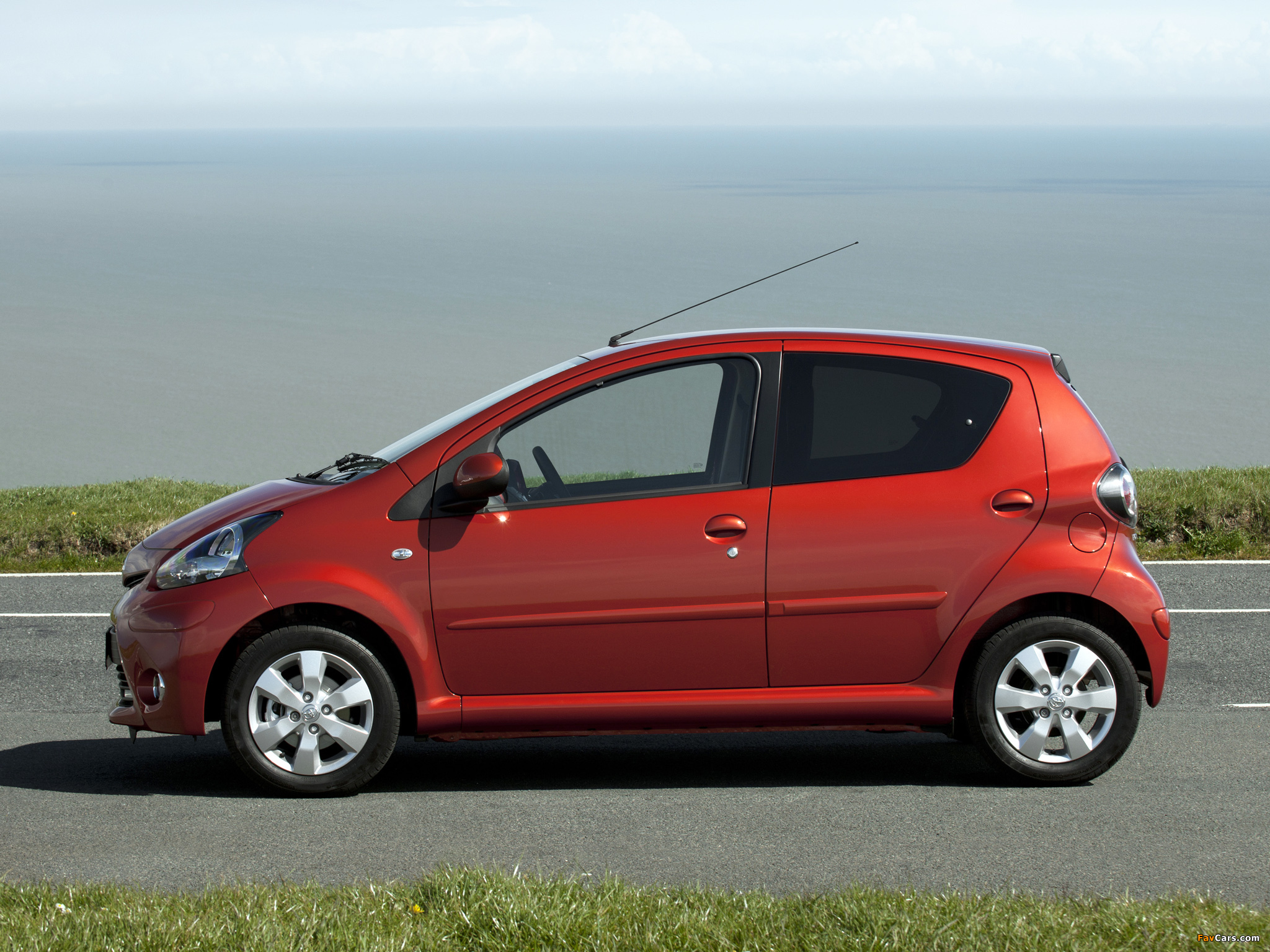 Toyota Aygo 5-door UK-spec 2012 wallpapers (2048 x 1536)