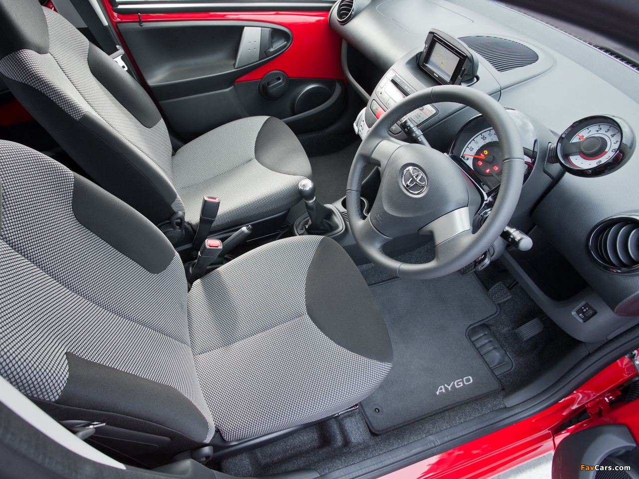 Toyota Aygo 5-door UK-spec 2012–14 wallpapers (1280 x 960)