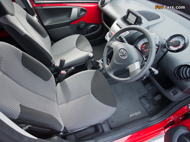 Toyota Aygo 5-door UK-spec 2012–14 wallpapers (640 x 480)