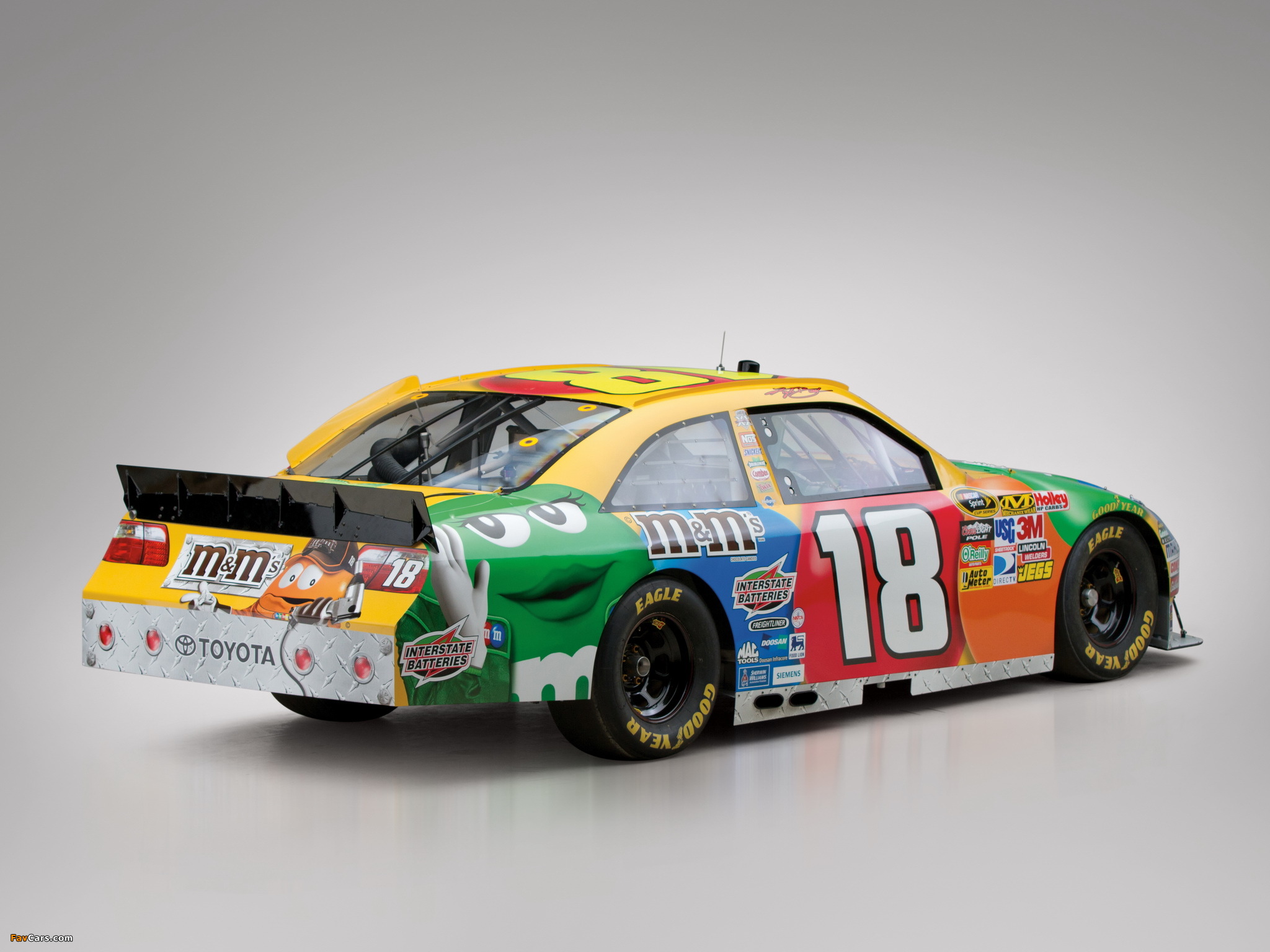 Images of Toyota Camry NASCAR Sprint Cup Series Race Car 2010–11 (2048 x 1536)