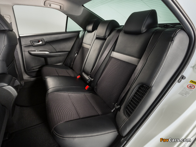 Images of Toyota Camry Hybrid SE 2014 (640 x 480)
