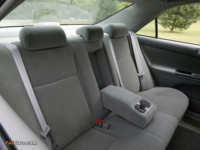 Pictures of Toyota Camry LE US-spec (ACV30) 2004–06 (640 x 480)