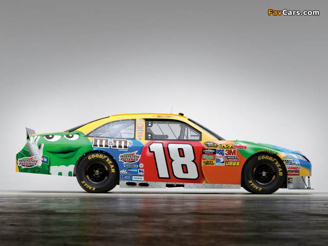 Pictures of Toyota Camry NASCAR Sprint Cup Series Race Car 2010–11 (640 x 480)