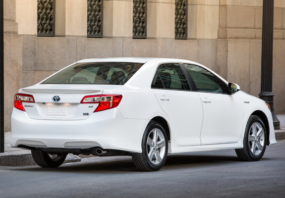 Pictures of Toyota Camry Hybrid SE 2014
