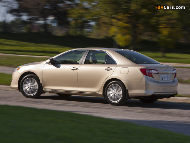 Toyota Camry LE 2011 wallpapers (640 x 480)