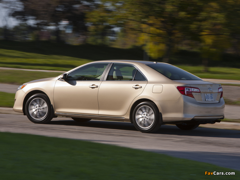 Toyota Camry LE 2011 wallpapers (800 x 600)