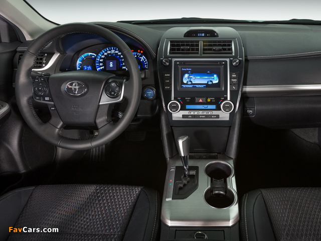 Toyota Camry Hybrid SE 2014 images (640 x 480)