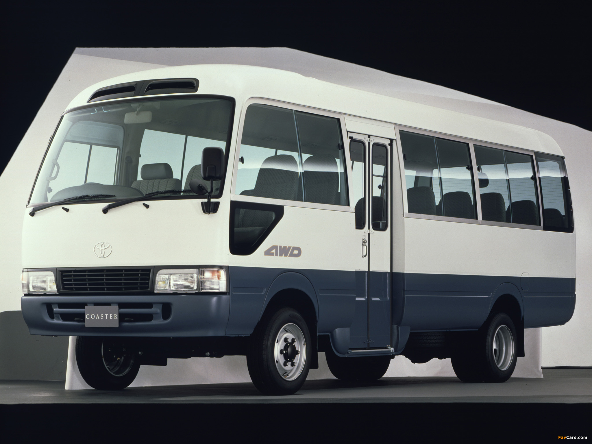 Photos of Toyota Coaster 4WD (B50) 1995–2001 (2048 x 1536)