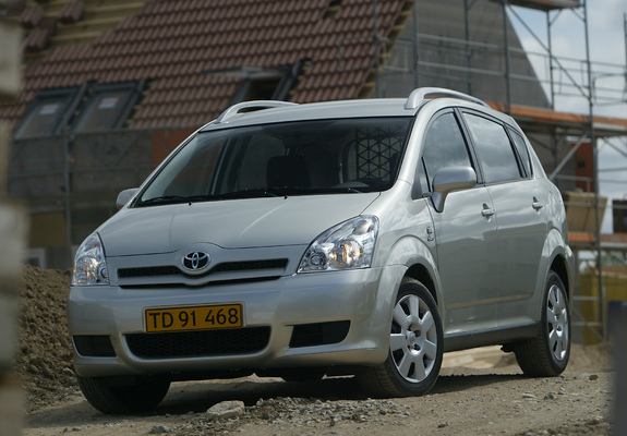 Images of Toyota Corolla Verso 2004–09