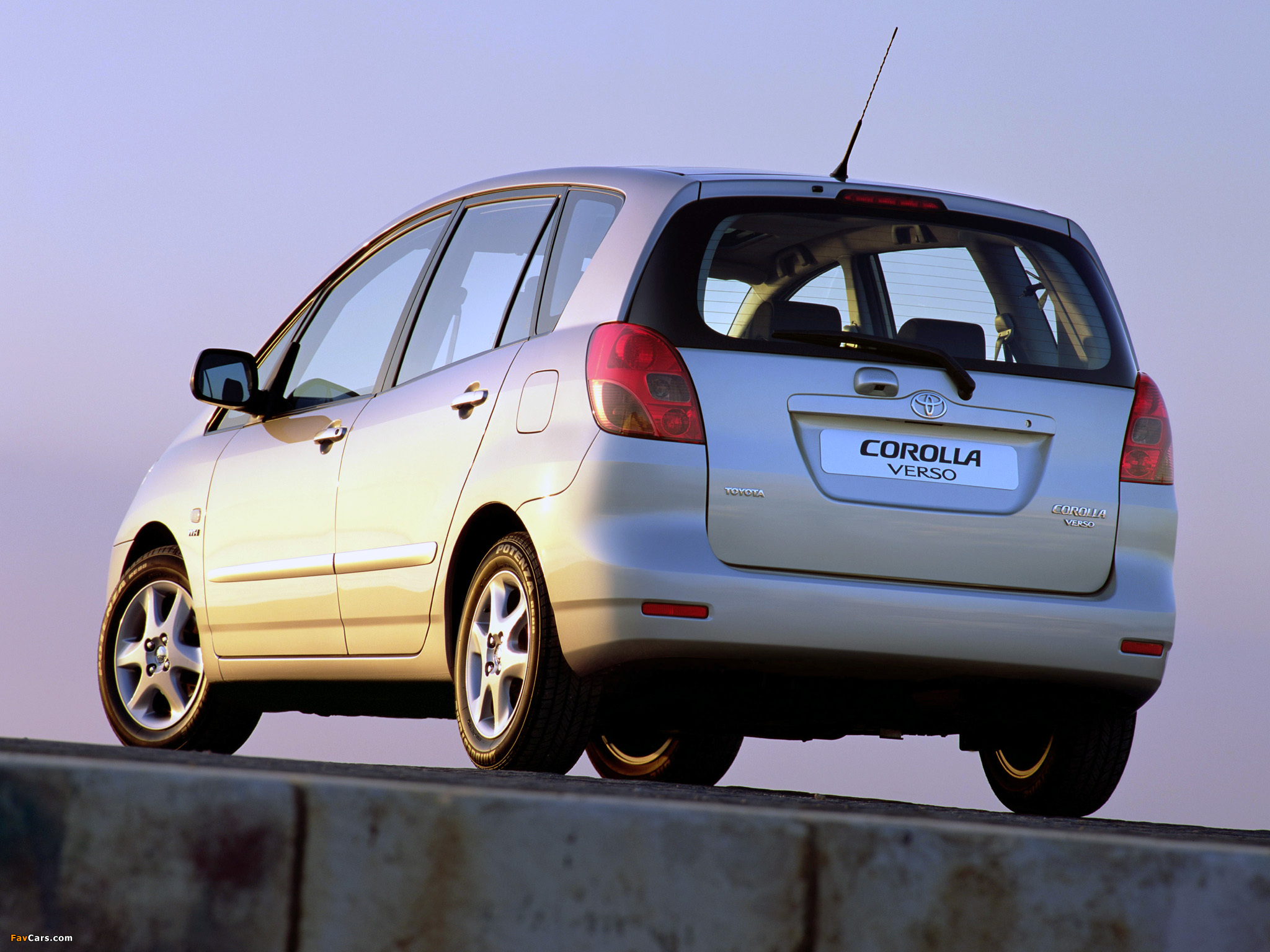 Photos of Toyota Corolla Verso 2001–04 (2048 x 1536)