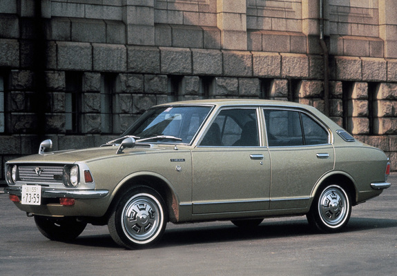 Images of Toyota Corolla 4-door Sedan (KE20) 1970–74